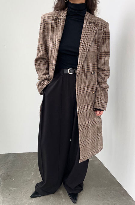 https://images.oakandfort.com/tr:w-450/site/Images/items/Coat-11138_Brown%20plaid-6.jpg?fcts=20231017115556
