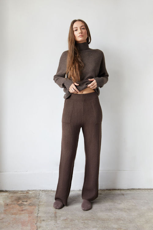 https://images.oakandfort.com/tr:w-500/site/Images/items/Pant-9269_Chocolate%20Brown-3.jpg