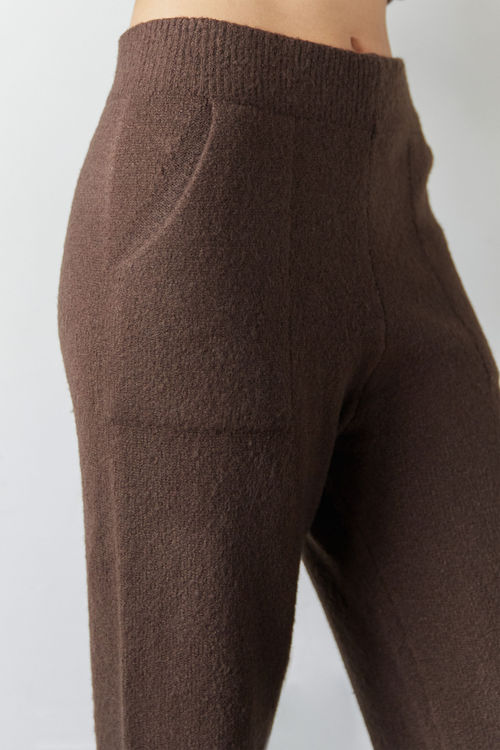 https://images.oakandfort.com/tr:w-500/site/Images/items/Pant-9269_Chocolate%20Brown-5.jpg