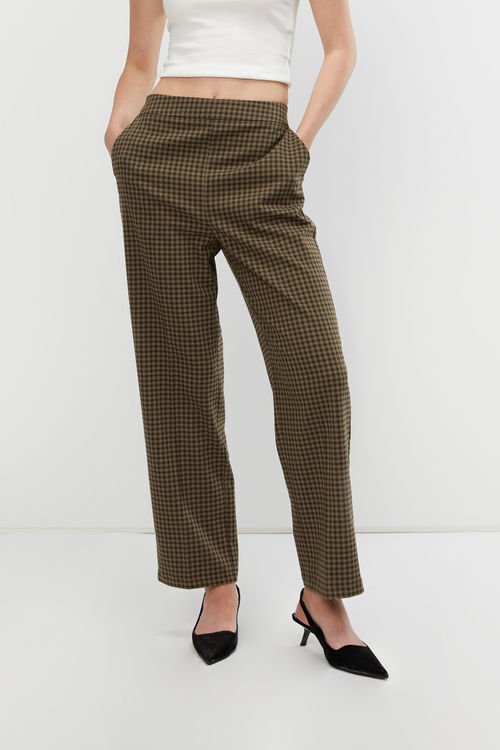 https://images.oakandfort.com/tr:w-500/site/Images/items/Pant-9469_Beech%20Taupe%20Plaid-1.jpg